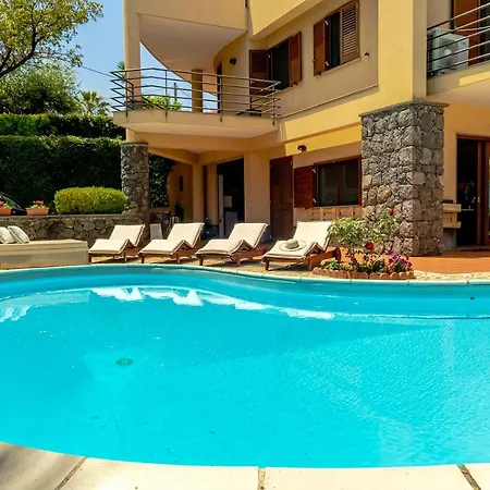 Magdalena Villa *